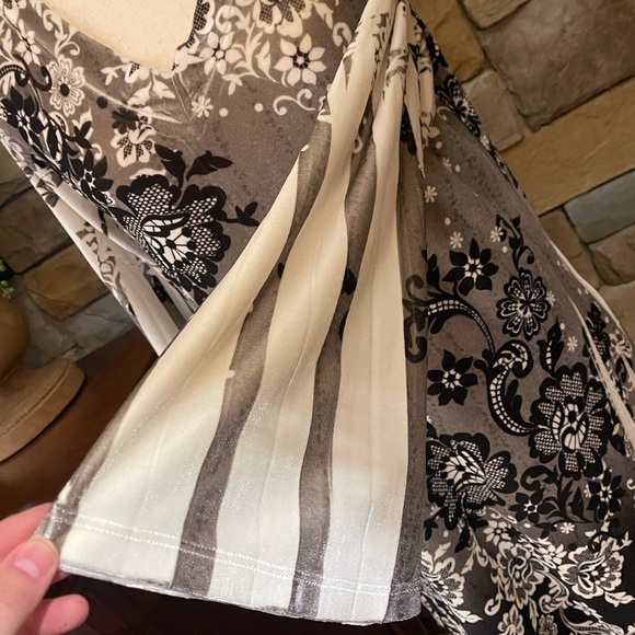 The Pyramid Collection Velvet Dress - Picture 3 of 4